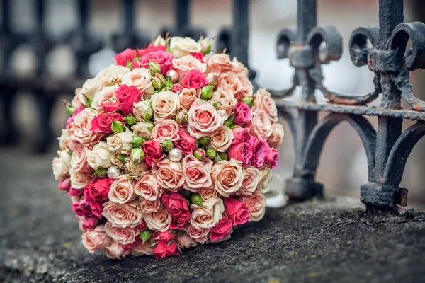 Wedding bouquet of roses lying on the street — Stock Photo, Image