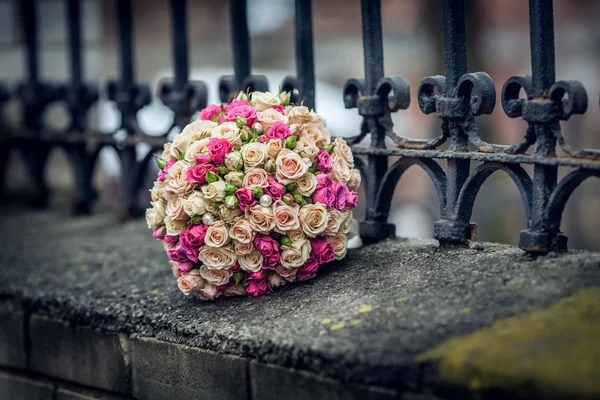 Wedding bouquet of roses lying on the street — Stock Photo, Image