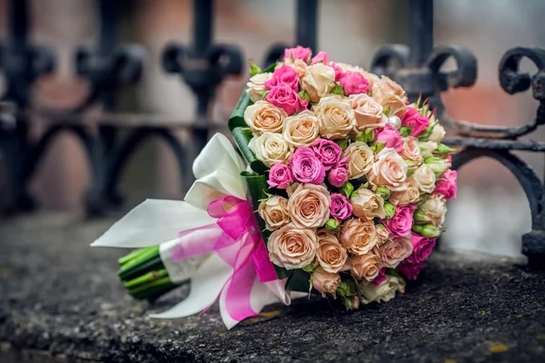 Bouquet de roses de mariage couché dans la rue — Photo