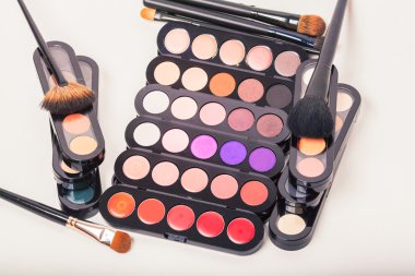 kozmetik. Makyaj fırçaları ve makyaj göz gölgeler