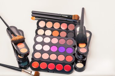 kozmetik. Makyaj fırçaları ve makyaj göz gölgeler