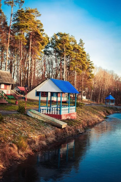 Ein Pavillon am Ufer eines kleinen Sees — Stockfoto