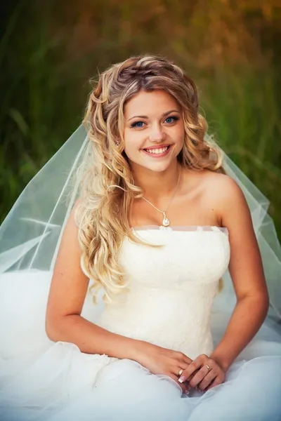 Portret van jonge bruid in tuin dragen trouwjurk — Stockfoto