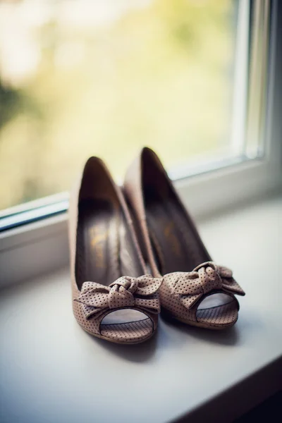 Women's shoes on the windowsill — Stock Photo, Image