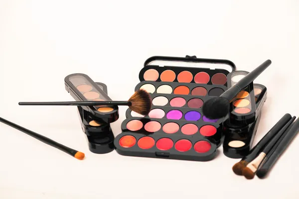 Cosmetics. Makeup brushes and make-up eye shadows — Stock Photo, Image