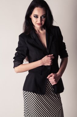 çekici şık genç esmer kadın portresi.