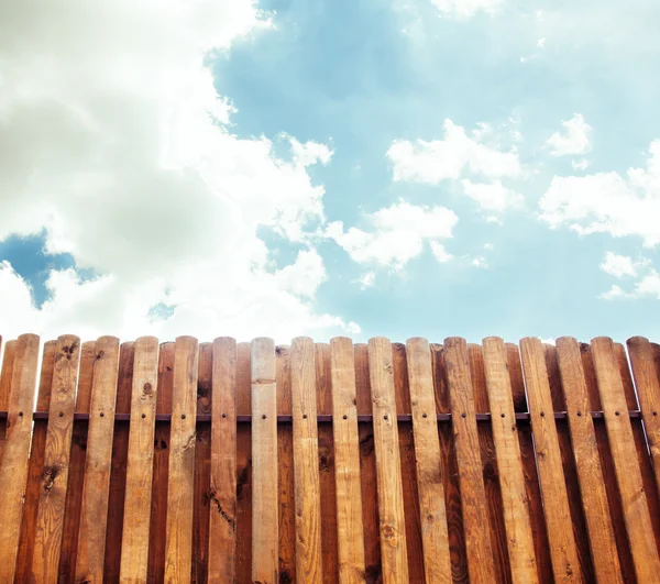 Cerca de madera vieja con la puerta en el fondo del cielo - representación — Foto de Stock