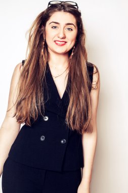 güzel kız sıcak ve neşeli duygular gönderir