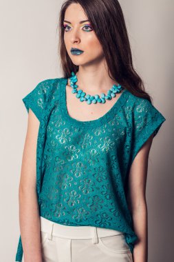 genç kadın uzun saçlı güzellik portresi. parlak, yaz, profesyonel makyaj.