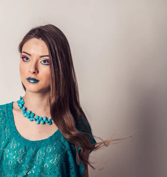 Retrato de belleza de una joven con el pelo largo. Brillante, verano, maquillaje profesional . — Foto de Stock