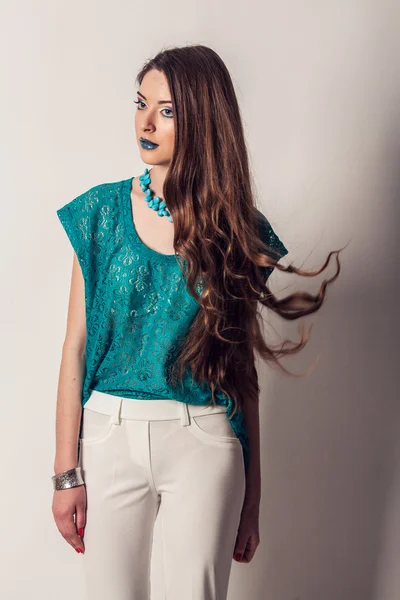 Retrato de belleza de una joven con el pelo largo. Brillante, verano, maquillaje profesional . —  Fotos de Stock