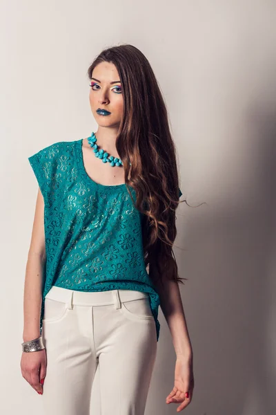 Retrato de belleza de una joven con el pelo largo. Brillante, verano, maquillaje profesional . — Foto de Stock