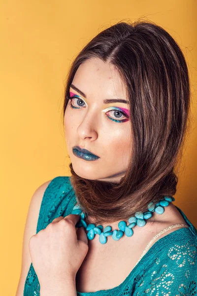 Schönheitsporträt einer jungen Frau mit langen Haaren. hell, sommerlich, professionelles Make-up. — Stockfoto