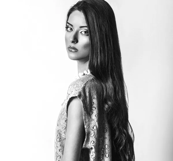 Retrato de belleza de una joven con el pelo largo. Brillante, verano, maquillaje profesional . — Foto de Stock