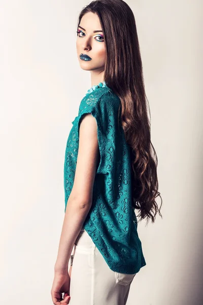 Schönheitsporträt einer jungen Frau mit langen Haaren. hell, sommerlich, professionelles Make-up. — Stockfoto