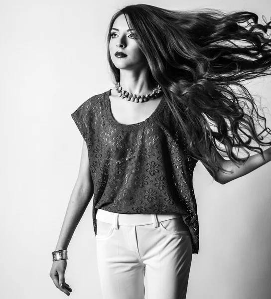 Portrait de beauté de jeune femme aux cheveux longs. Lumineux, été, maquillage professionnel . — Photo