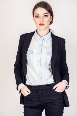 moda fotoğraf. genç iş kadını portre