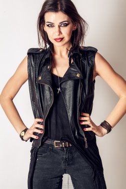 Rock tarzı güzel bir genç kadın. modeli. portre