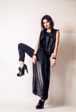 Rock tarzı güzel bir genç kadın. modeli