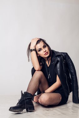 Rock tarzı güzel bir genç kadın. modeli. oturma poz