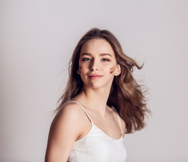 güzel bir genç kadın Amerikan Kızılderili izole beyaz zemin üzerine