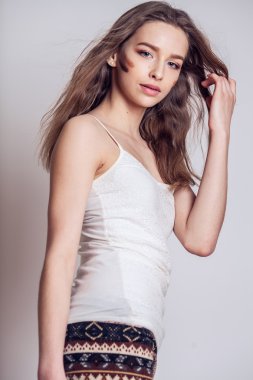 güzel bir genç kadın Amerikan Kızılderili izole beyaz zemin üzerine