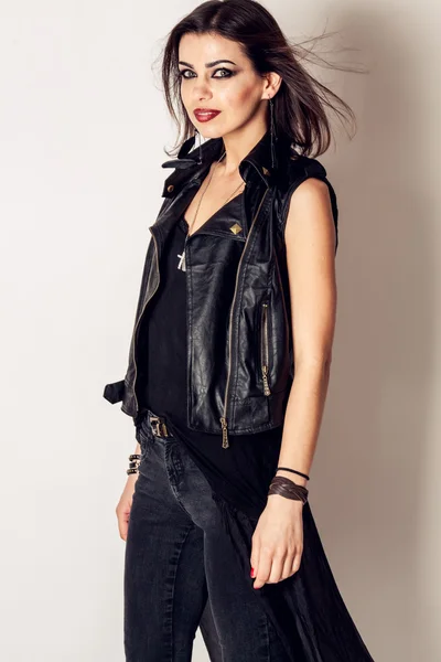 Rock tarzı güzel bir genç kadın. modeli. portre