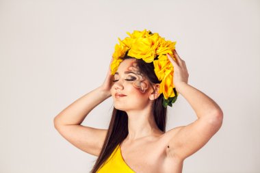 model sarı elbise ve kafasına güzel dügün