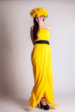 model sarı elbise ve kafasına güzel dügün