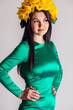 bir güzel çelengi ve turkuaz elbise modeli