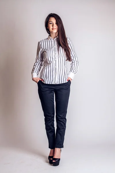 Mujer de negocios de cuerpo completo sonriendo aislado sobre un blanco —  Fotos de Stock