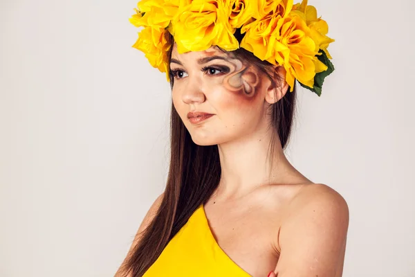 Modelo en un vestido amarillo y una hermosa corona en su cabeza —  Fotos de Stock