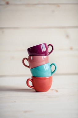 ahşap arka plan üzerinde renkli bardak kahve