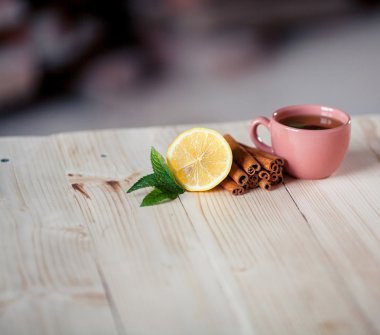 Tablo yakın çekim üzerinde limon ile çay