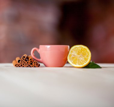 Tablo yakın çekim üzerinde limon ile çay