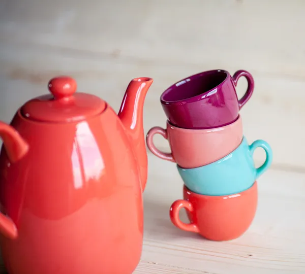 Vase en argile avec des verts sur un fond en bois — Photo