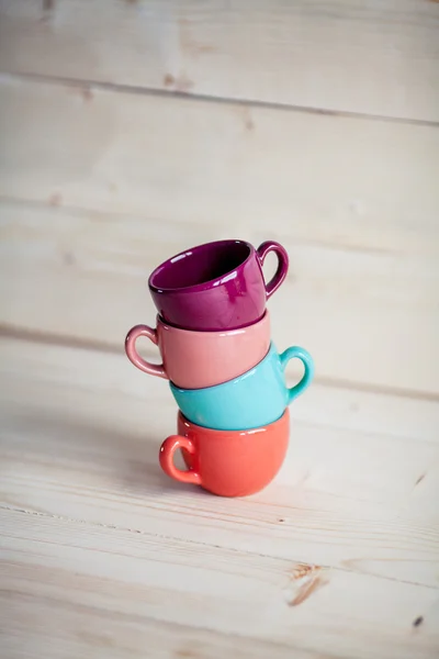 Tazas de color café sobre fondo de madera — Foto de Stock
