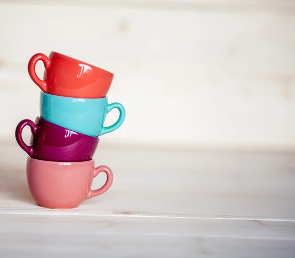 Tasses à café colorées sur fond en bois grunge obsolète — Photo