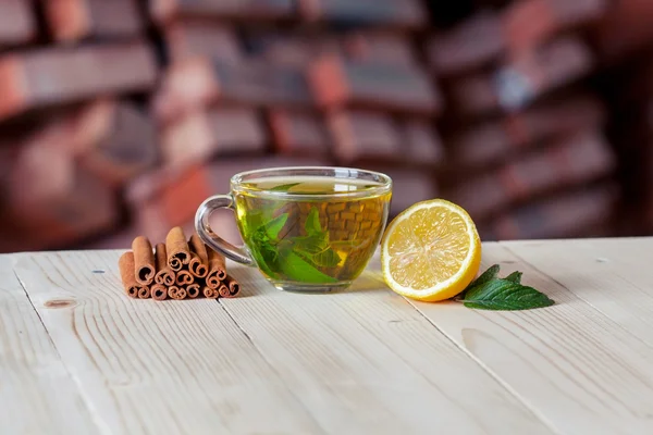 Kopje thee met citroen op tabel close-up — Stockfoto