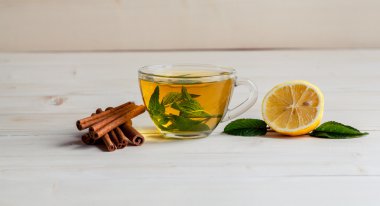 Tablo yakın çekim üzerinde limon ile çay