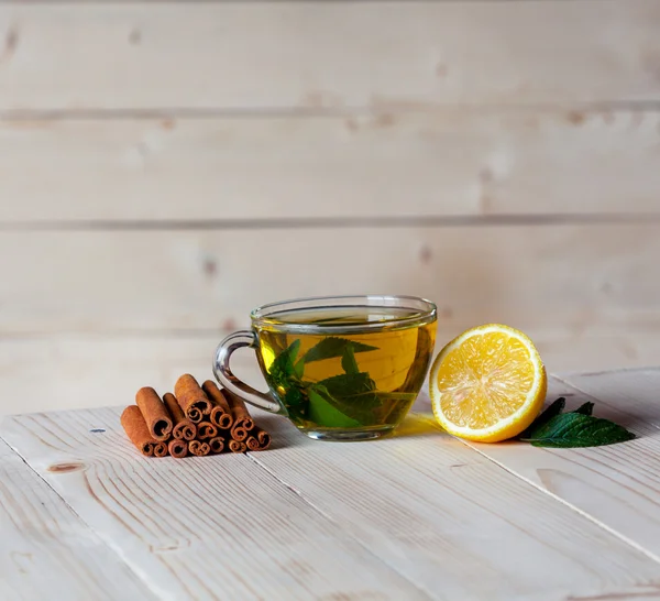 Kopje thee met citroen op tabel close-up — Stockfoto