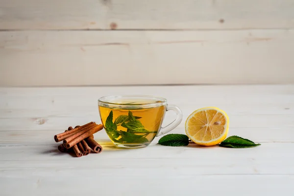 Cup of tea with lemon on table close-up — Stock Photo, Image