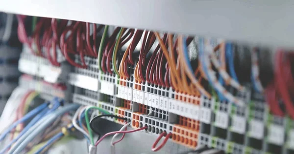 電気ターミナルブロック 配電配線メインパネル 産業用コンセプトの背景にある複数の色の電線とケーブルを閉じて ロイヤリティフリーのストック画像