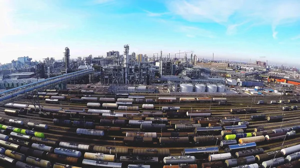 鉄道上のタンク車と石油精製工業プロセス工場の広い角度からの眺め 液体及び気体の商品を輸送 ストック画像