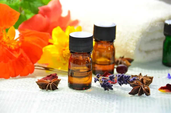 Ätherische Öle für die Aromatherapie — Stockfoto