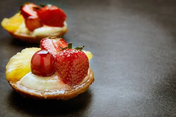 Délicieuse pâtisserie aux fraises et à l'ananas — Photo