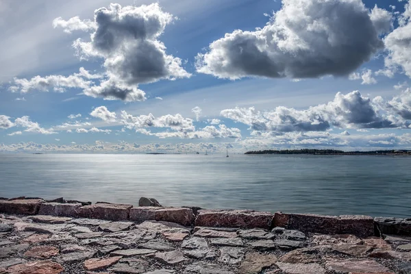 Paysage en bord de mer avec ciel nuageux — Photo