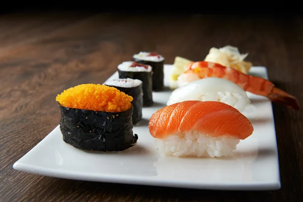 Köstliches Sushi-Essen — Stockfoto