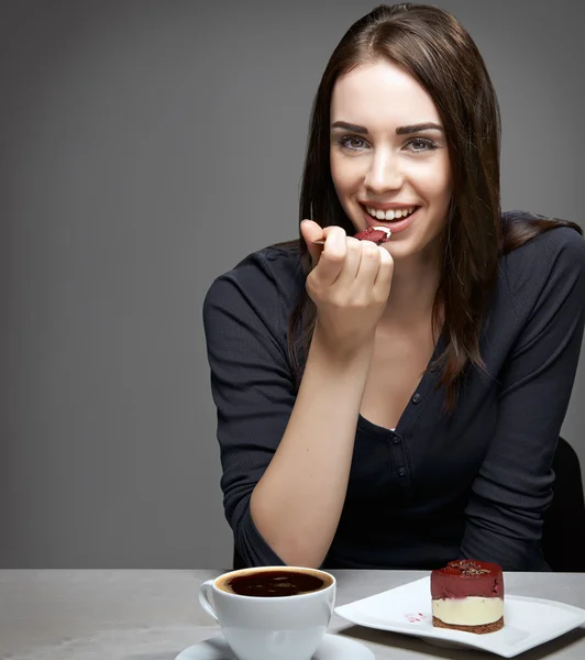 Young woman eating chocolate cake — Stock Photo, Image