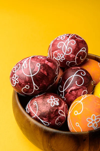 Sarı arka planda Paskalya yumurtaları